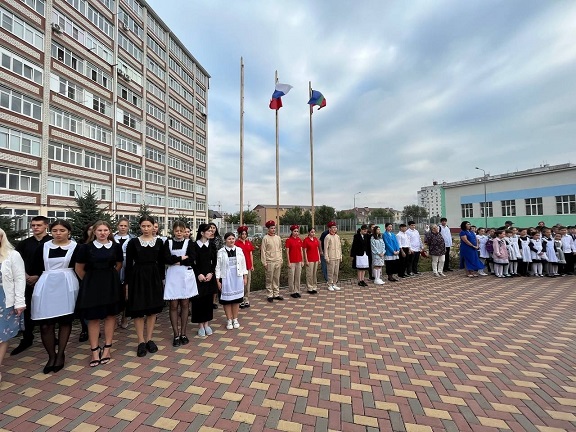 Поднятие Государственного флага Российской Федерации.